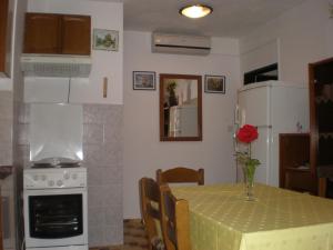 Apartments with a parking space Milna, Brac - 14961