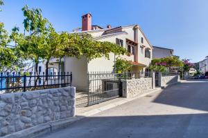 Apartments with a parking space Mali Losinj (Losinj) - 376 