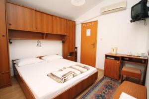 Apartments and rooms with parking space Njivice, Krk - 408