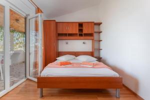 Apartments by the sea Igrane, Makarska - 310