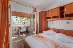 Apartments by the sea Igrane, Makarska - 310