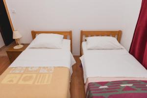 Family friendly seaside apartments Grebastica, Sibenik - 15170