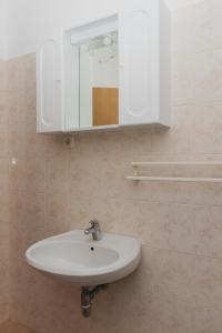 Family friendly seaside apartments Grebastica, Sibenik - 15170