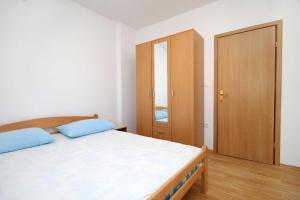 Apartments with parking space Novalja, Pag - 9350