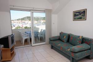 Family friendly seaside apartments Jezera, Murter - 9502