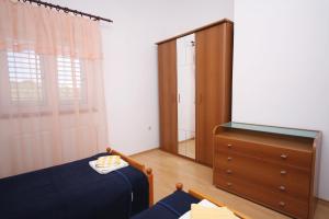 Family friendly seaside apartments Jezera, Murter - 9502