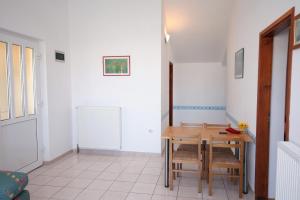 Family friendly seaside apartments Jezera, Murter - 9502