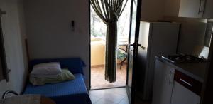 Apartments by the sea Dinjiska, Pag - 9386