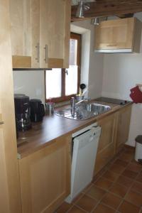 Les Pins - Maison avec parking ferme et jardin commun au calme