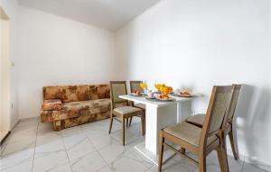 Pet Friendly Apartment In Dubravica 