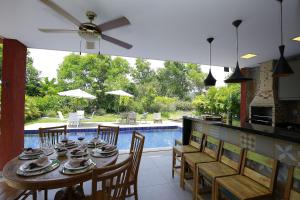 Casa Temporada - 4 suítes - Condomínio Luxo - Piscina Extraordinária - Praia de Itacimirim-BA