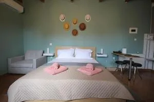 Pikinas Studios near ATH airport - Liádha