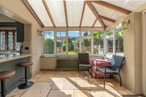 4 Bed Cottage - Sleeps 8 - Pets - Garden - Parking