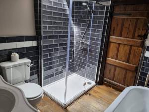 4 Bed Cottage - Sleeps 8 - Pets - Garden - Parking