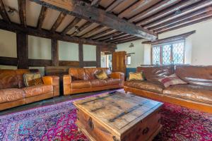 4 Bed Cottage - Sleeps 8 - Pets - Garden - Parking