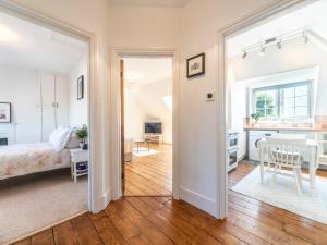 Pass the Keys Victorian Flat A Stones Throw From Hampton Court