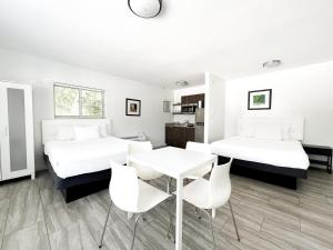 Deluxe Studio with Two Queen Beds room in Beach Gardens