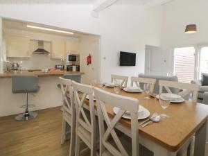 Harcombe House Bungalow 10