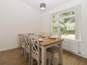 Harcombe House Bungalow 9