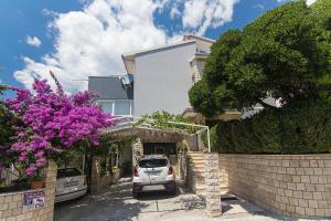 Apartments with a parking space Makarska - 512