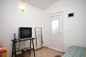 Apartments with parking space Vantacici, Krk - 427