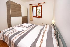 Apartments by the sea Zaboric, Sibenik - 468