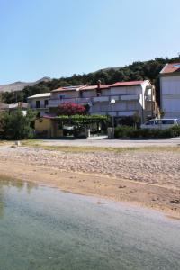 Apartments by the sea Pag - 529