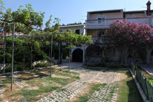 Apartments by the sea Pag - 529