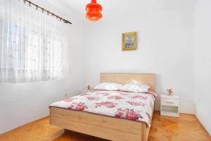 One-Bedroom Apartment with Terrace and Sea View room in Apartments by the sea Grebastica Sibenik - 471