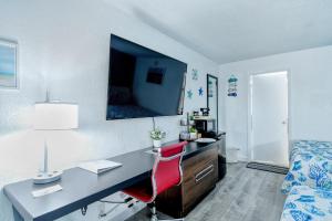 All-New, First Floor, Huge Pool, 70 inch TV, Tiki Bar