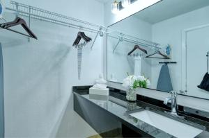 All-New, First Floor, Huge Pool, 70 inch TV, Tiki Bar