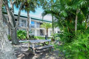 All-New, First Floor, Huge Pool, 70 inch TV, Tiki Bar