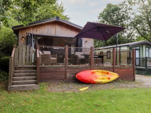 Loubis Lakeside Lodge