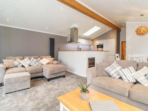 Loubis Lakeside Lodge