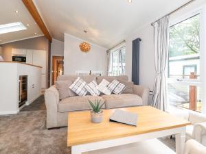 Loubis Lakeside Lodge