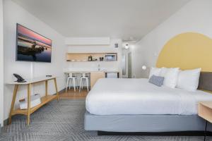 Deluxe One Bedroom Suite Non Smoking room in Nordic Oceanfront Inn