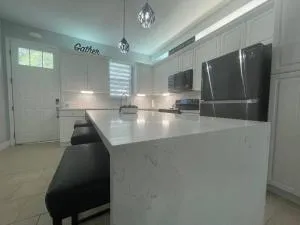 Modern Townhouse with Pool Close to Disney & Silver Spurs Arena - سانت كلود