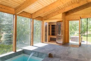 Bear Lodge with private Pool, Hottub, and Sauna!