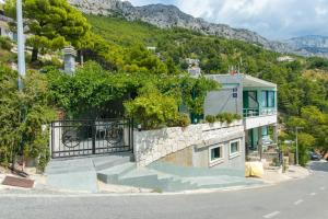Apartments with a parking space Brela, Makarska - 6907 