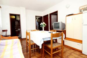 Apartments by the sea Zavala, Hvar - 594