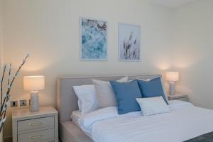 2BDR apartment with full sea view and Dubai Marina view Azure Residences