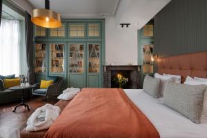 Library room with canal view room in Martin's Relais