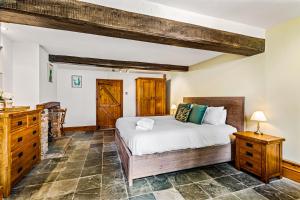 Rustic 5 Bed Farm House in Derbyshire, sleeps 9