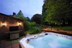 Upside house Beautiful 5 bedroom house sleeps 13 with hottub, games room and garden near Bath