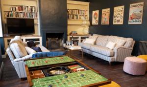 Upside house Beautiful 5 bedroom house sleeps 13 with hottub, games room and garden near Bath