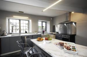 Upside house Beautiful 5 bedroom house sleeps 13 with hottub, games room and garden near Bath