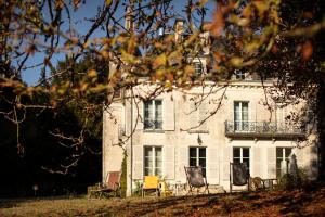 B&B / Chambres d'hotes Chateau de Charnizay : Chambre Double Deluxe avec Vue sur Château