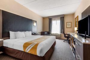 King Room with Spa Bath - Non-Smoking room in Quality Inn Montgomeryville-Philadelphia