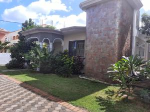 Cardamon Villa is a 2 bedroom with 1 bathroom and seperate toilet detached house with AC and swimming pool , 5 minutes walk from Flic en Flac public beach