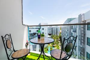 Rare XXXL Swimming Pools Resort - 500Mbps Blazing Fast Free WIFI - Top Floor Pool View Balcony - Gym - Sauna - Kids Playground - Supermarkets